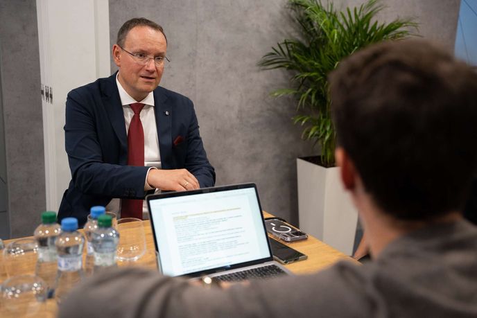 Petr Novotný, šéf plzeňské Škody Group v rozhovoru pro e15 na veletrhu Innotrans. Petr Novotný, šéf plzeňské Škody Group v rozhovoru pro e15 na veletrhu Innotrans.