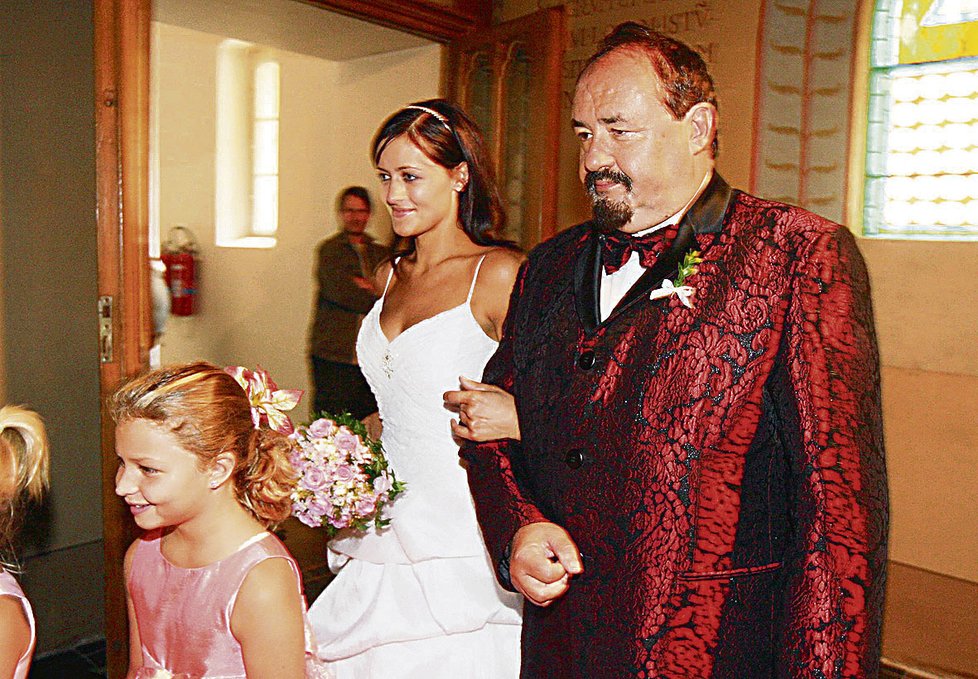 2007: Dceru Lenku odvedl její otec k oltáři.