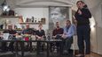 Mezi diskutujícími ční ve vínové košili autor knihy Petr Nutil, vedle něj sedí skeptik a někdejší novinář Leoš Kyša, u mikrofonu pak stojí Michael Žantovský