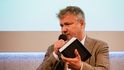Anglista Petr Onufer v nakladatelství Argo vede edici angloamerických autorů (AAA), edici angloamerických básníků (AAB) a literárněkritickou edici Specula Anglista Petr Onufer v nakladatelství Argo vede edici angloamerických autorů (AAA), edici angloamerických básníků (AAB) a literárněkritickou edici Specula