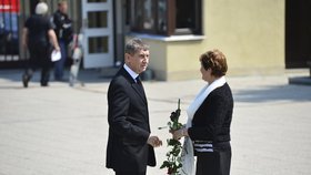 Ministr financí a podnikatel Babiš na posledním rozloučení s Petrem Otavou