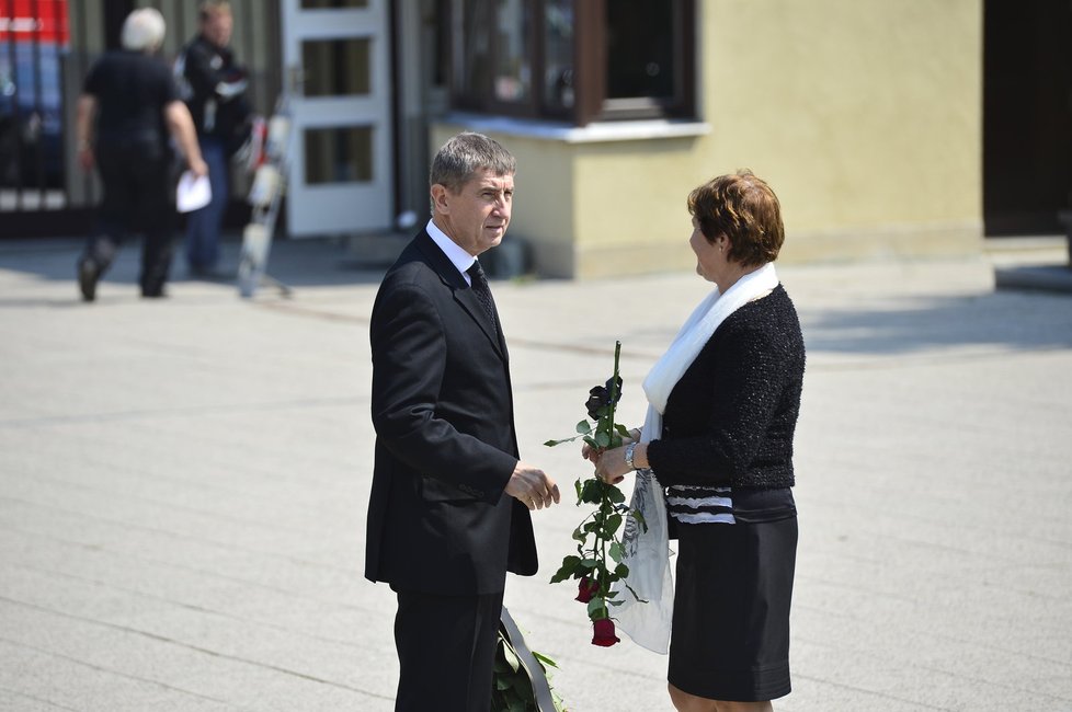 Ministr financí a podnikatel Babiš na posledním rozloučení s Petrem Otavou