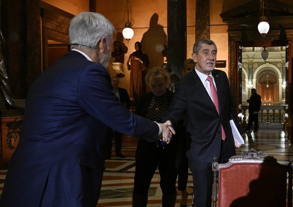 Petr Pavel a Andrej Babiš si podávají ruce před prezidentskou debatou na ČT (22. 1. 2023)