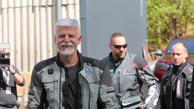 Prezident Petr Pavel přijel do Bavorska na motorce. (19. 5. 2023)