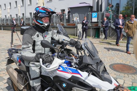 Prezident Petr Pavel přijel do Bavorska na motorce (19.5.2023).