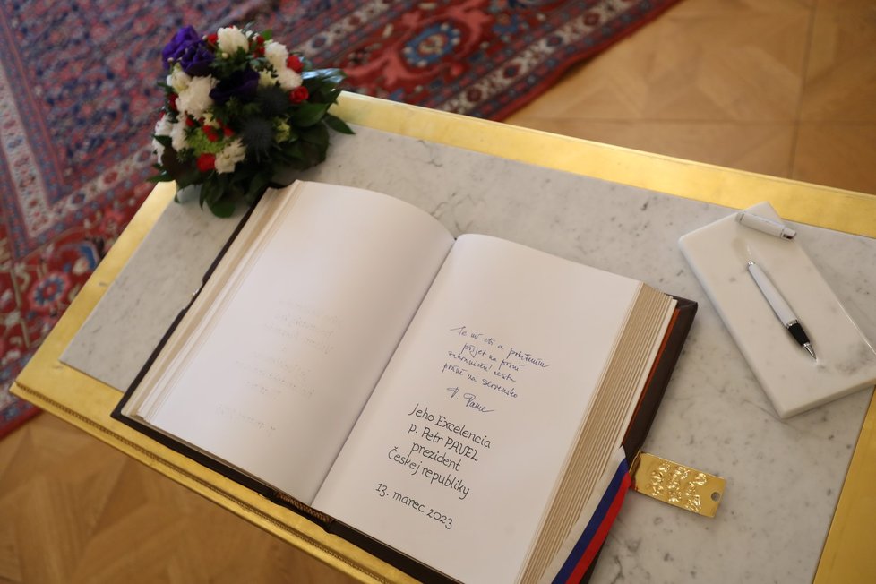Návštěva prezidenta Petra Pavla na Slovensku: Pavel v paláci podepsal návštěvnickou knihu.(13.3.2023)