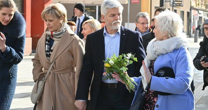 První cesta Pavla: V Chebu přišli odpůrci, zasahovala policie! První dáma měla strach o pejska