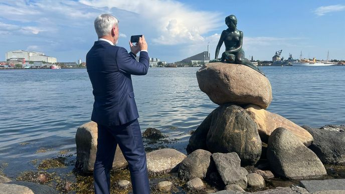 Petr Pavel během návštěvy Dánska slavnou sošku také vyfotil