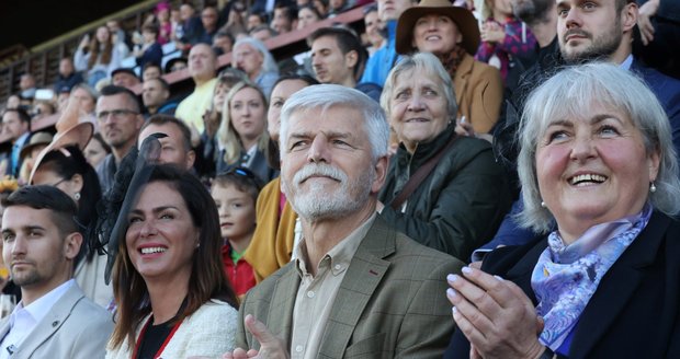 Petr Pavel s kancléřkou Janou Vohralíkovou na Ceně prezidenta republiky v Chuchli. (22.10.2023)