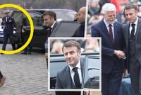 Macron v Praze: Mrknutí na Pavla i jaderný kufřík. Manželky ale zůstaly doma