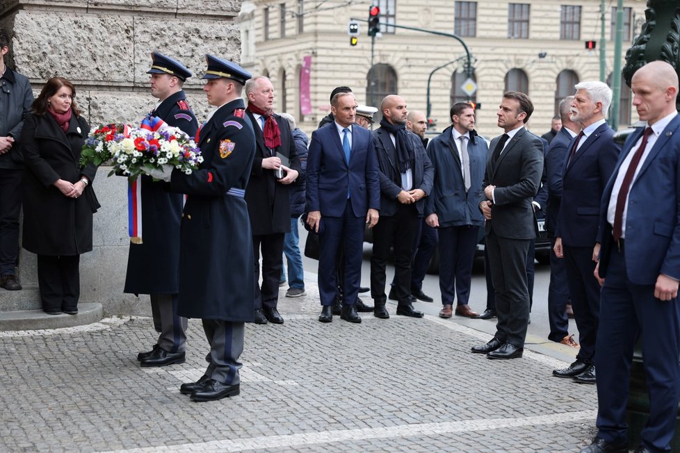 Petr Pavel a Emmanuel Macron uctili oběti teroru na Filozofické fakultě (5.3.2024)