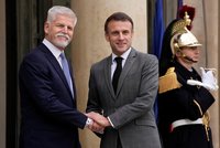 Pavla v Paříži u vánočního stromku přijal Macron a zmínil vděk. A s Havlovou odhalil lavičku exprezidenta