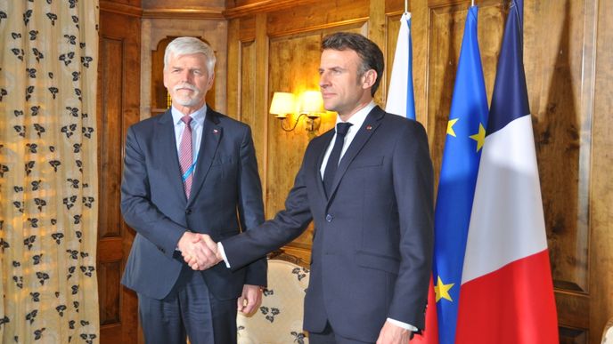 Zvolený český prezident Petr Pavel (vpravo) dne 17. února 2023 na Mnichovské bezpečnostní konferenci jednal s francouzským prezidentem Emmanuelem Macronem