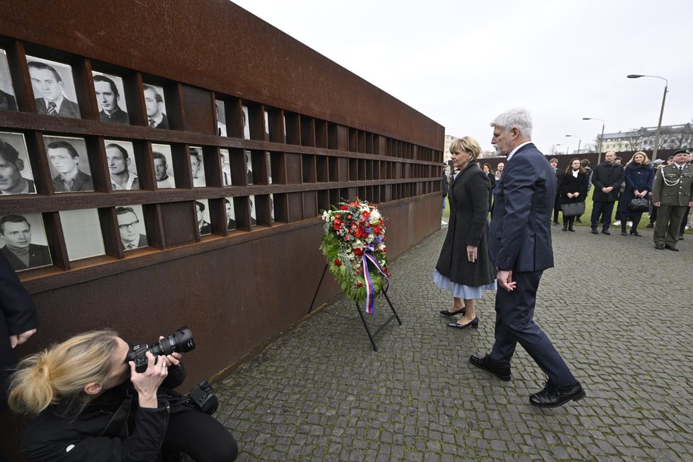 Prezident Petr Pavel s první dámou u Památníků Berlínské zdi (21.3.2023)