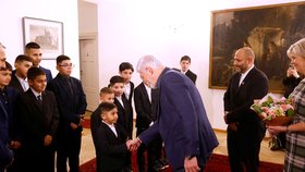 Prezident Petr Pavel s manželkou při setkání s malými fotbalisty klubu Mongaguá