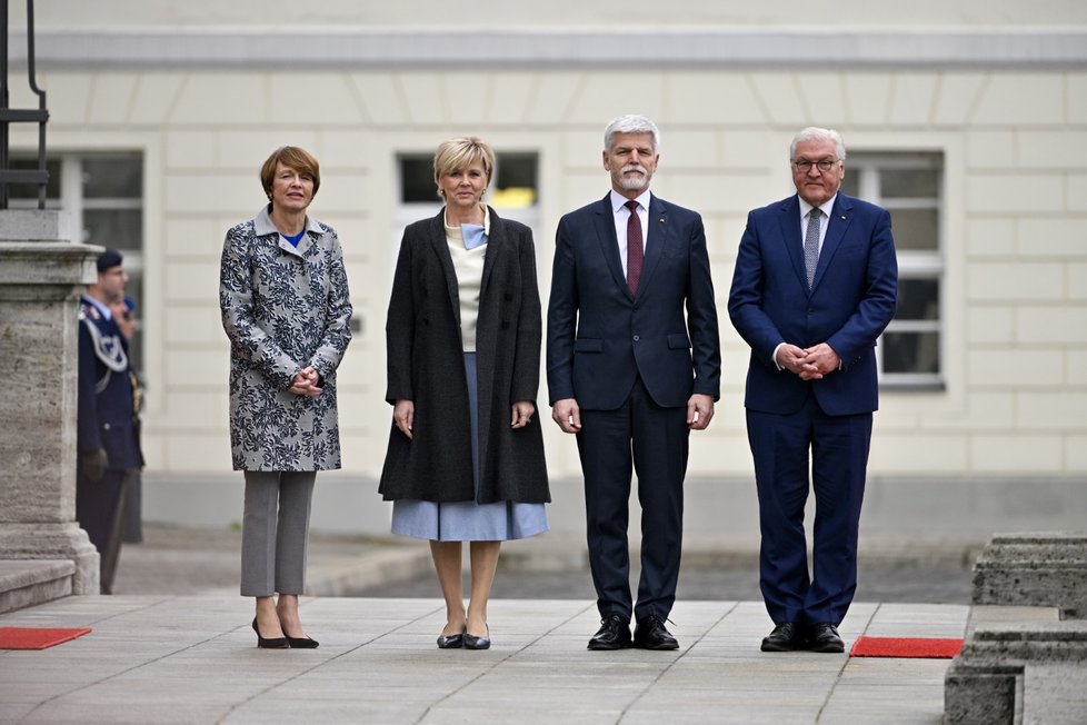 Český prezident Petr Pavel s manželkou na návštěvě v Německu, na snímku s prezidentem Frankem-Walterem Steinmeierem a jeho ženou (21.3.2023)