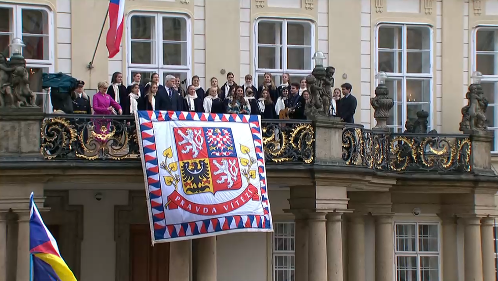 Prezident Petr Pavel s kdysi ukradenou standartou na Pražském hradě. (9.3.2023)