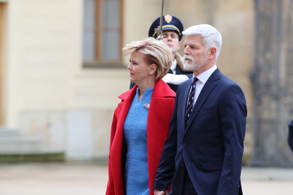 Petr Pavel s manželkou Evou dorazili na Pražský hrad. (9.3.2023)