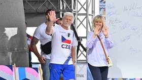Petr Pavel a Eva Pavlová na Olympijském festivalu u jezera Most