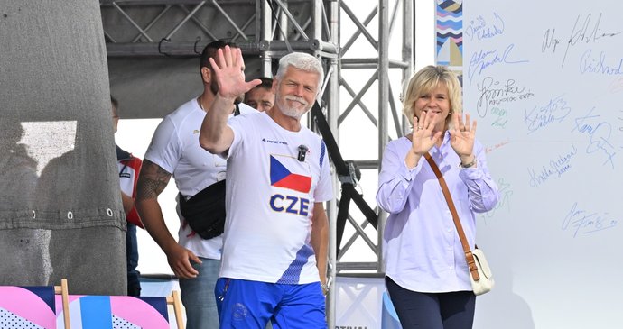 Petr Pavel a Eva Pavlová na Olympijském festivalu u jezera Most