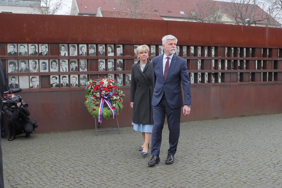 Prezident Petr Pavel s první dámou u Památníků Berlínské zdi (21.3.2023)