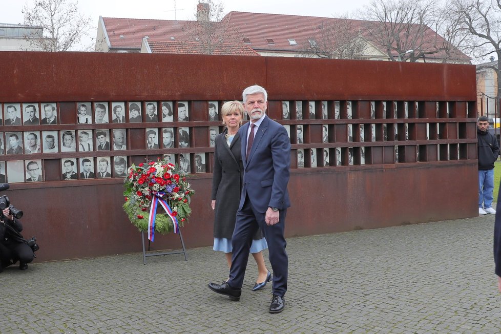 Prezident Petr Pavel s první dámou u Památníku Berlínské zdi (21.3.2023)