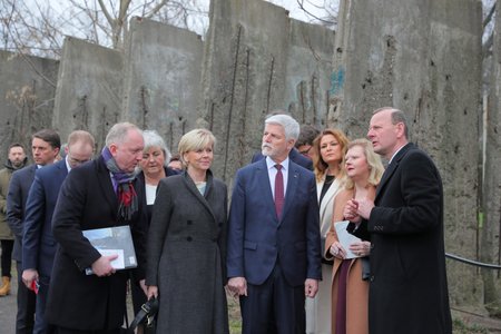 Prezident Petr Pavel s první dámou u Památníku Berlínské zdi (21. 3. 2023)