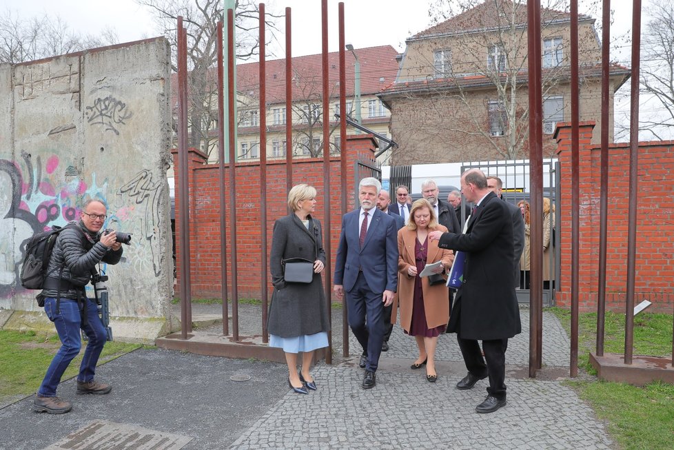 Prezident Petr Pavel s první dámou u Památníku berlínské zdi (21.3.2023)