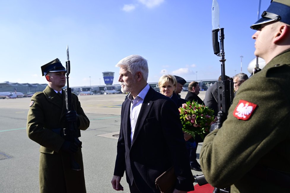 Prezident Petr Pavel s manželkou Evou po příletu do Varšavy (16.3.2023)