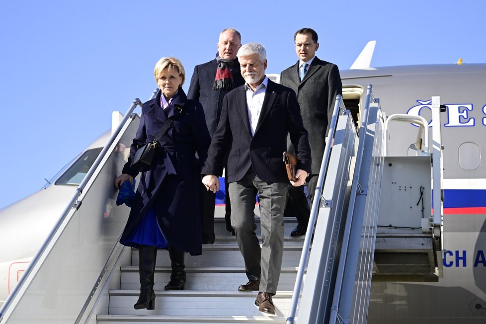 Prezident Petr Pavel s manželkou Evou po příletu do Varšavy