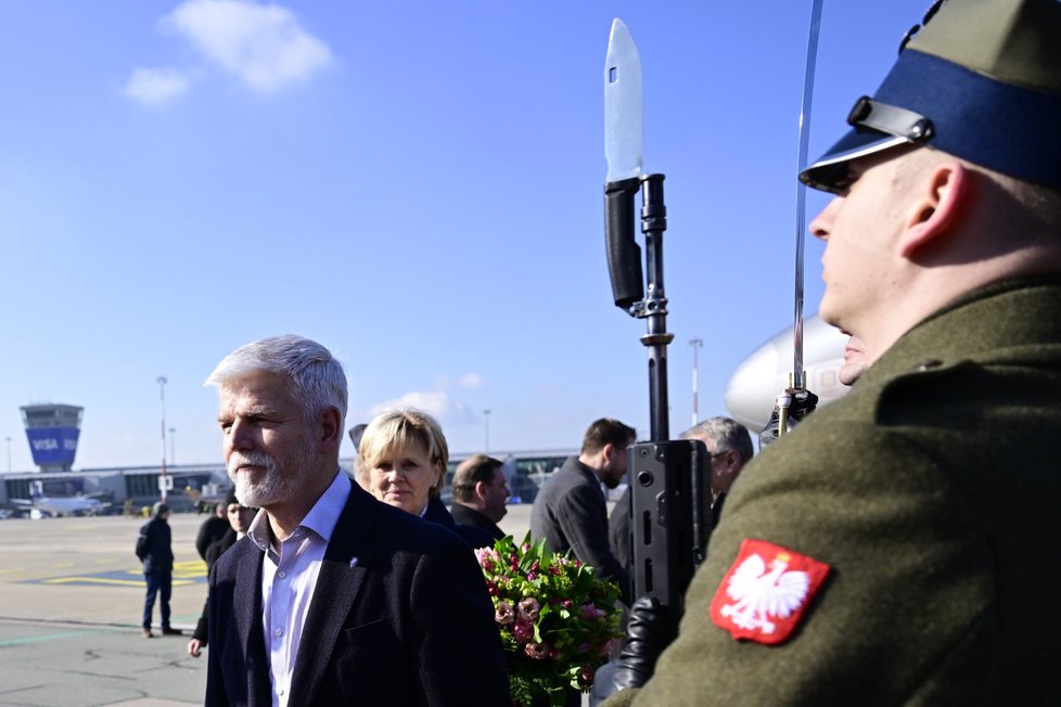 Prezident Petr Pavel s manželkou Evou po příletu do Varšavy. (16.3.2023)