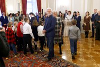 Pavel s Evou před Vánoci na Hradě: Přivítali talentované děti i malé romské fotbalisty