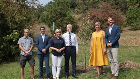 Petr Pavel s manželkou Evou vyrazili do botanické zahrady v Praze vysadit národní strom lípu (21.8.2025).