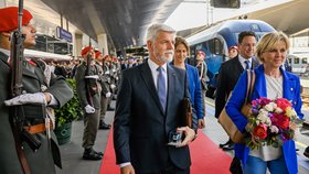 Prezident Petr Pavel s první dámou po příjezdu do Vídně (31.5.2023)