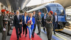 Prezident Petr Pavel s první dámou po příjezdu do Vídně (31.5.2023)