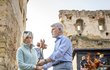 Petr Pavel s manželkou Evou ve středních Čechách: Prohlídka zříceniny hradu Zvířetice Petr Pavel s manželkou Evou ve středních Čechách: Prohlídka zříceniny hradu Zvířetice