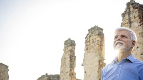 Petr Pavel s manželkou Evou ve středních Čechách: Prohlídka zříceniny hradu Zvířetice