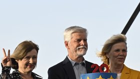 Prezident Petr Pavel, jeho manželka Eva a eurokomisařka Věra Jourová na zahájení festivalu United Islands of Prague (1.5.2024)