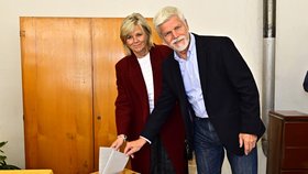 Prezident Petr Pavel s chotí Evou v Černoučku na Litoměřicku odevzdali svůj hlas ve volbách do Poslanecké sněmovny.