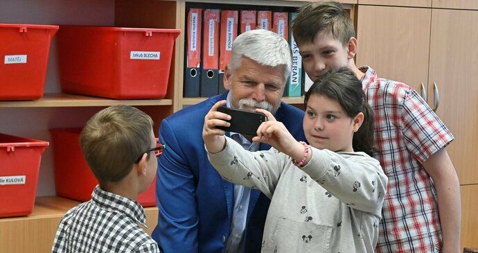 Pavlovi na Vysočině: Selfie se školáky a dojemné přání. Prezident ve finiši biatlonové štafety!