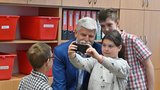 Pavlovi na Vysočině: Nejdřív selfie se školáky a pak křeče ve finále biatlonové štafety 