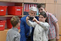 Pavlovi na Vysočině: Nejdřív selfie se školáky a pak křeče ve finále biatlonové štafety