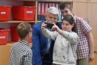 Pavlovi na Vysočině: Nejdřív selfie se školáky a pak křeče ve finále biatlonové štafety