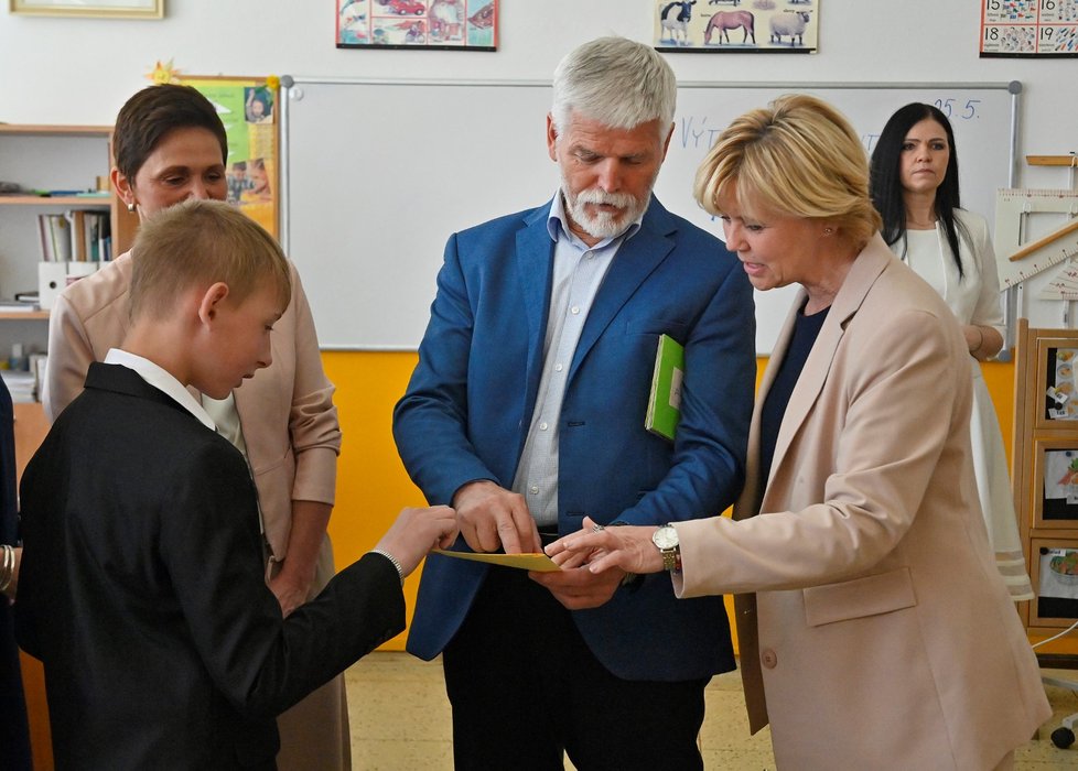 Prezident Petr Pavel s manželkou Evou na speciální základní škole v Pelhřimově. (25.5.2023)