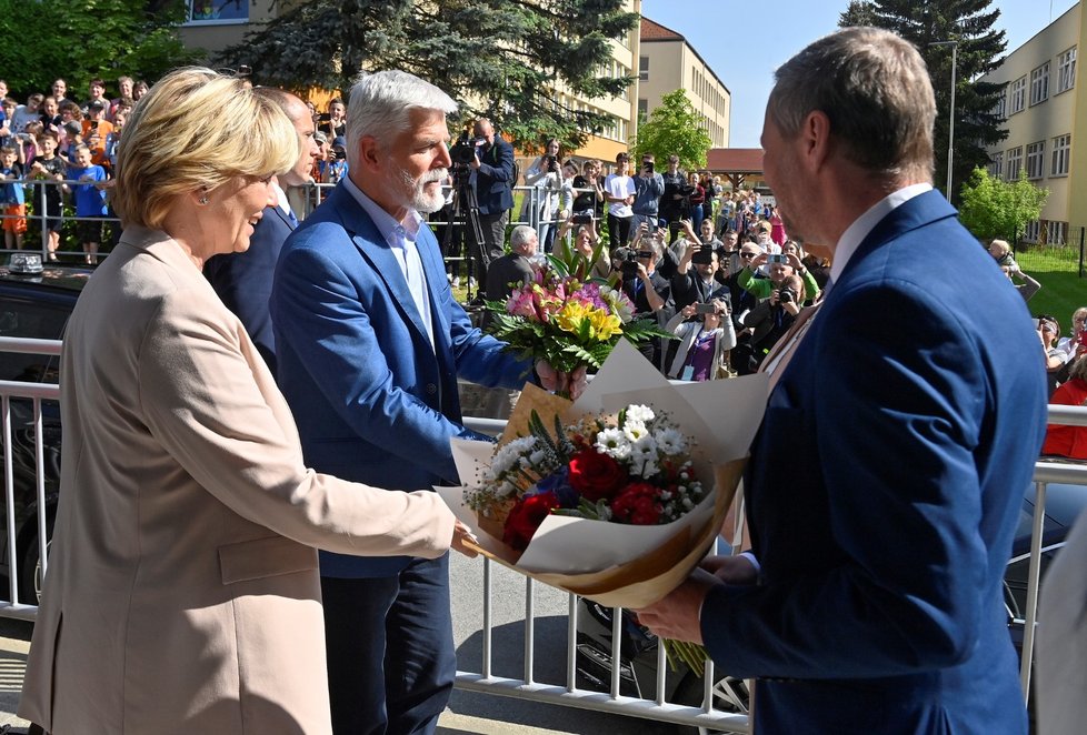 Prezident Petr Pavel s manželkou Evou na speciální základní škole v Pelhřimově. (25.5.2023)