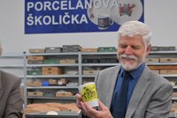 VIDEO: Eva si utahovala z Pavla! Prezidentský pár ve slavné porcelánce vyráběl hrnečky