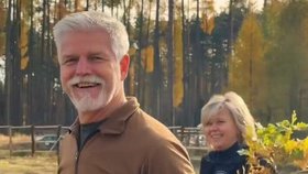 Prezident Petr Pavel s manželkou Evou sázeli v Lánech stromy (31.10.2025)