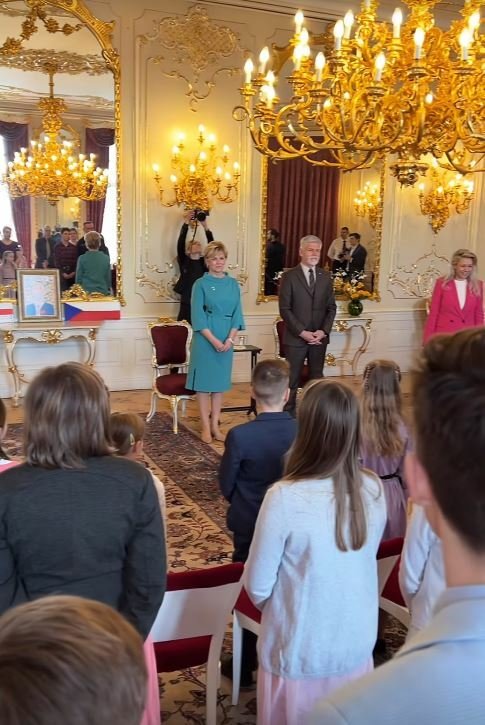 Prezident Petr Pavel se s první dámou na Hradě setkal s dětmi (5.4.2023)