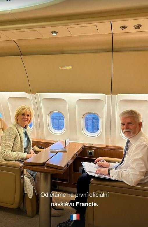 Prezident Petr Pavel s první dámou na cestě do Paříže (20.12.2023)