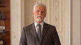 Pavel zahájil Forum 2000: Ve videu vytáhl oblek. Za tričko u voleb do něj šila Bubílková